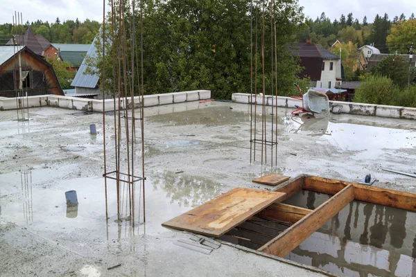 View of the seized concrete base slab between floors. Constructi — Stock Image View of the seized concrete base slab between floors. Constructi Royalty Free Stock Photos
