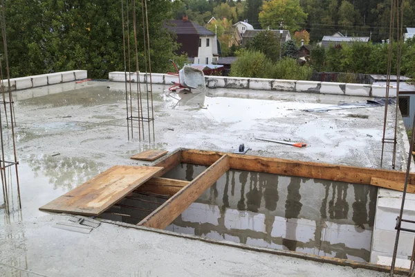 View of the hardened concrete slab base between floors with whee — Stock Image View of the hardened concrete slab base between floors with whee Stock Picture