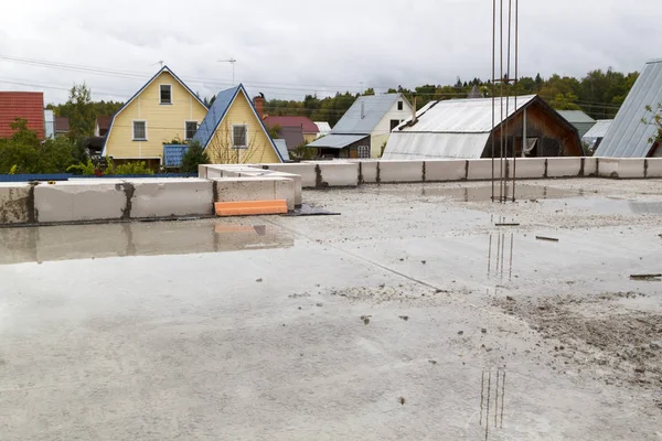 View of the hardened concrete slab base between floors. Construc — Stock Image View of the hardened concrete slab base between floors. Construc Stock Image