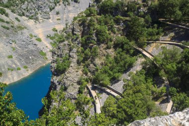 transpa için dağın dik yamacından aşağı dolambaçlı yol