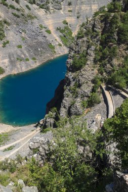 transpa için dağın dik yamacından aşağı dolambaçlı yol