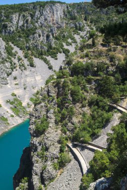 transpa için dağın dik yamacından aşağı dolambaçlı yol