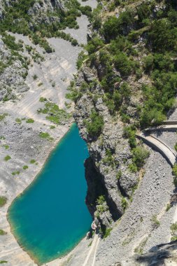transpa için dağın dik yamacından aşağı dolambaçlı yol