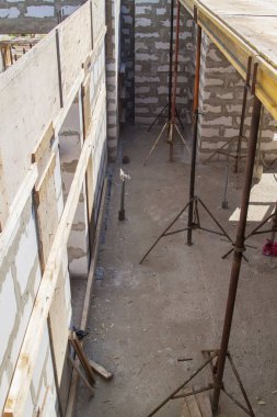 köpük blok inşaat halindeki kır evinde katlar arasında örtüşme ile doldurulacak metal tutucular ile ahşap kalıp görünümü,
