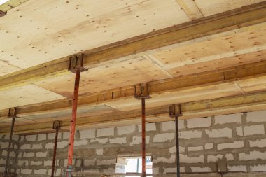 köpük blok inşaat halindeki kır evinde katlar arasında örtüşme ile doldurulacak metal tutucular ile ahşap kalıp yakın görünümü,