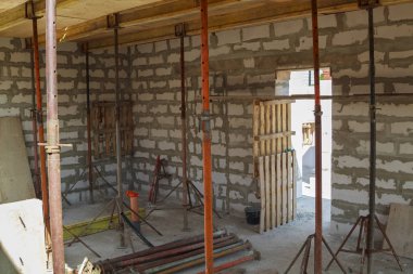 köpük blok inşaat halindeki kır evinde katlar arasında örtüşme ile doldurulacak metal tutucular ile ahşap kalıp görünümü,