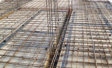 tel ile bağlı metal çubuklar ile beton takviye. Öncesi