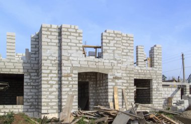 yapım aşamasında bir kır evinin dış. Duvarların gaz beton blokve merdivenden inşa edildiği alan