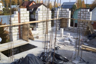 birinci kat ın döşeme duvarlarının görünümü, destek kolonlarını doldurmak için bağlantı parçaları. Köpük bloklardan yapılmış kır evi inşaatı