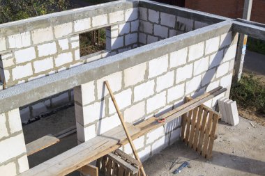 Duvarların gaz beton bloklardan inşa edildiği şantiye