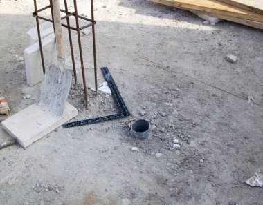 birinci kat ın döşeme duvarlarının görünümü, destek kolonlarını doldurmak için bağlantı parçaları. Köpük bloklardan yapılmış kır evi inşaatı
