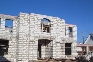 yapım aşamasında bir kır evinin dış. Duvarların gaz beton blokve merdivenden inşa edildiği alan