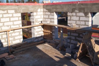 birinci kat ın döşeme duvarlarının görünümü, destek kolonlarını doldurmak için bağlantı parçaları. Köpük bloklardan yapılmış kır evi inşaatı