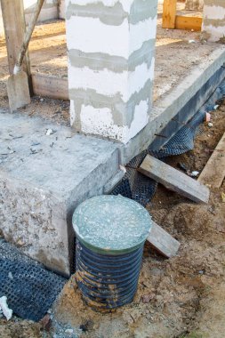 müşterinin isteği üzerine inşaat değişikliği kavramı. Köpük bloktan yapılmış yük taşıyan kolonlar verandada alanı artırmak için temelin çevresinden 10 santimetre çıkarılır.