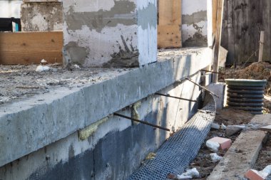 çevrede köpük blokların destekleyici sütunları ile denetim rögar ve beton temel verandalar