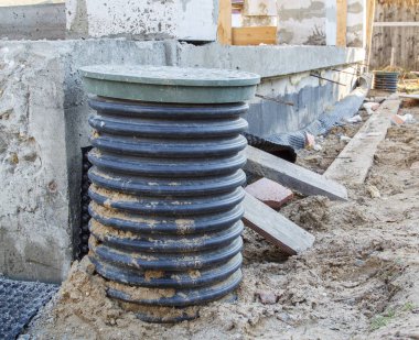 çevrede köpük blokların destekleyici sütunları ile denetim rögar ve beton temel verandalar