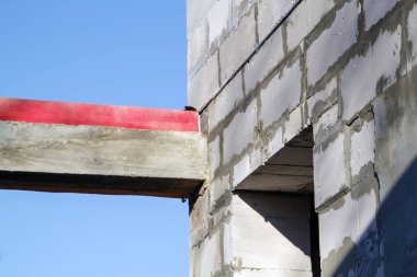 yapım aşamasında bir ülke yazlık köpük blok duvarına ahşap bir kütük ile kenetleme beton kiriş yakın çekim görünümü