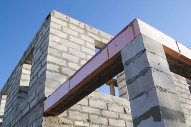 yapım aşamasında bir ülke yazlık köpük blok duvarına ahşap bir kütük ile kenetleme beton kiriş yakın çekim görünümü