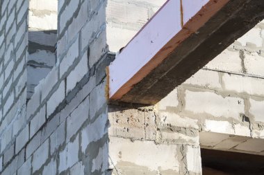 yapım aşamasında bir ülke yazlık köpük blok duvarına ahşap bir kütük ile kenetleme beton kiriş yakın çekim görünümü