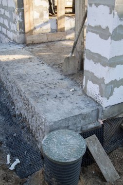 çevrede köpük blokların destekleyici sütunları ile denetim rögar ve beton temel verandalar