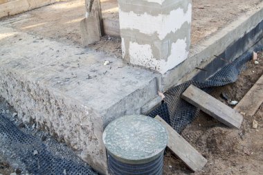 çevrede köpük blokların destekleyici sütunları ile denetim rögar ve beton temel verandalar