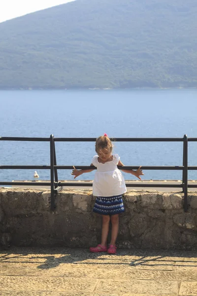 Ragazza accigliata è raffigurato sul ponte di osservazione con un respiro — Foto Stock