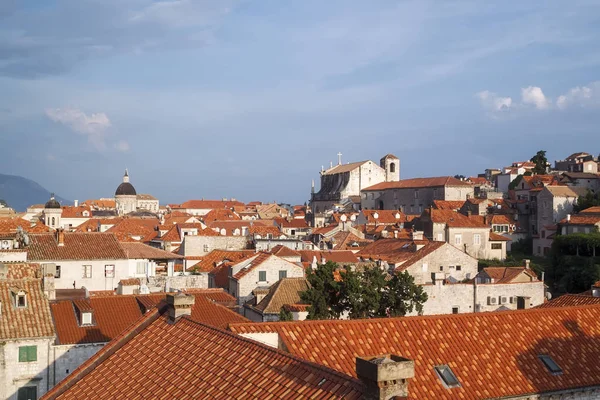 Vista para os telhados da magnífica cidade velha de Dubrovnik de — Fotografia de Stock