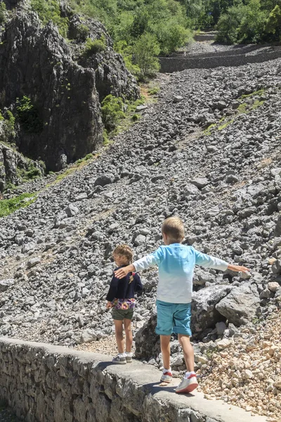 çok uzak olmayan bir dağ yamacında oturan küçük kız kardeşi sakin