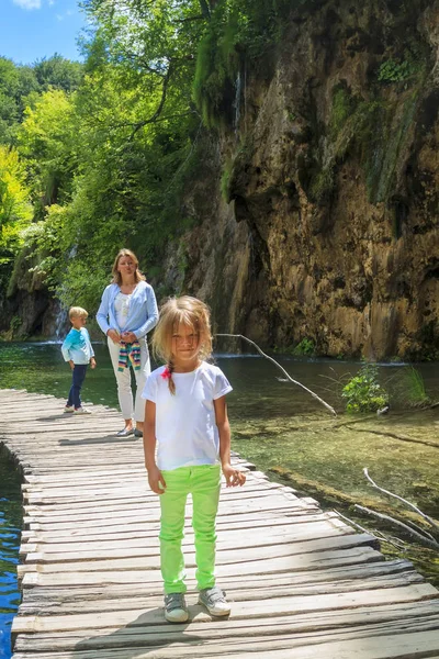 el değmemiş geçiyor ahşap bir yolda anne ve çocuklar