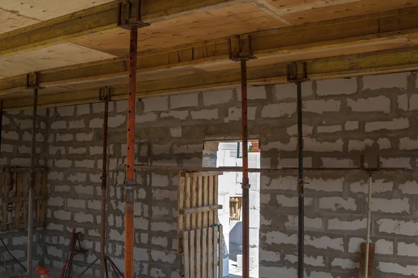 거품 블록에서 건설 중인 국가 주택의 바닥 사이의 중첩으로 채워질 금속 홀더와 나무 거푸집의 클로즈업 보기 — 스톡 사진