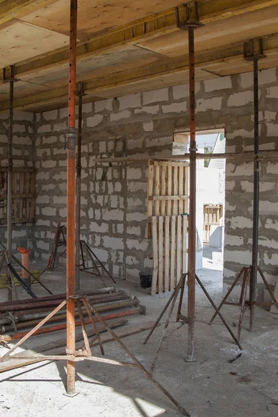 Pohled na dřevěné mraveniště s kovovými držáky, které budou naplněny překrytím mezi podlahami ve venkovském domě ve výstavbě z pěnového bloku — Stock fotografie