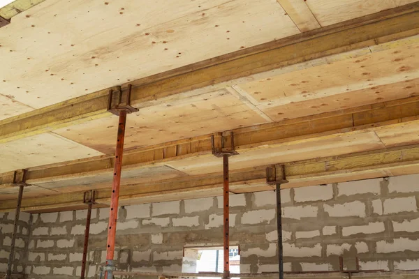 köpük blok inşaat halindeki kır evinde katlar arasında örtüşme ile doldurulacak metal tutucular ile ahşap kalıp yakın görünümü,