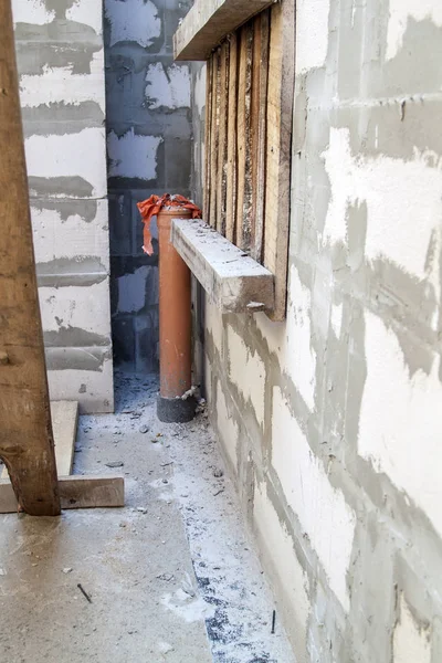 Interiör i ett hus på landet under konstruktion. Platsen där väggarna är byggda av gas betongblock — Stockfoto