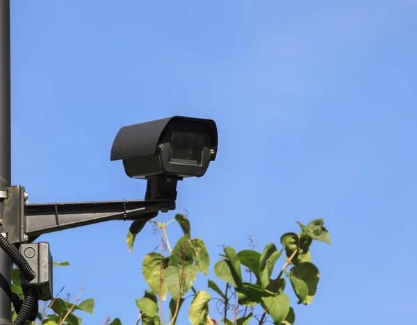 Cámaras de video vigilancia al aire libre viendo lo que está sucediendo —  Fotos de Stock