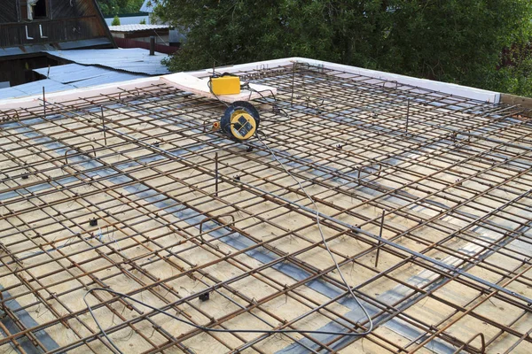Армування бетону металевими стрижнями, з'єднаними дротом. переглядач — стокове фото