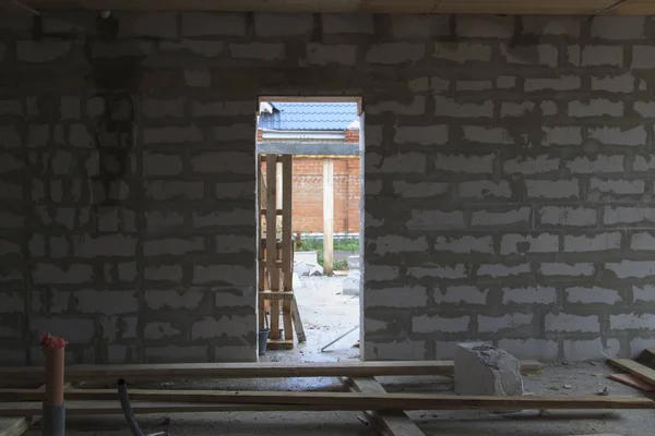 Interior de una casa de campo en construcción. Sitio en el que se construyen las paredes de bloques de hormigón de gas con encofrado de madera — Foto de Stock