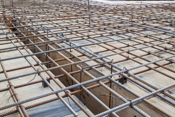 Близкий обзор армирования бетона металлическими стержнями — стоковое фото