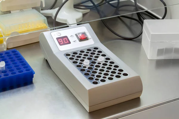 Eppendorf vials with the DNA samples in thermostat in the genetic laboratory, conducting polymerase chain reaction analysis. — Stock Photo, Image