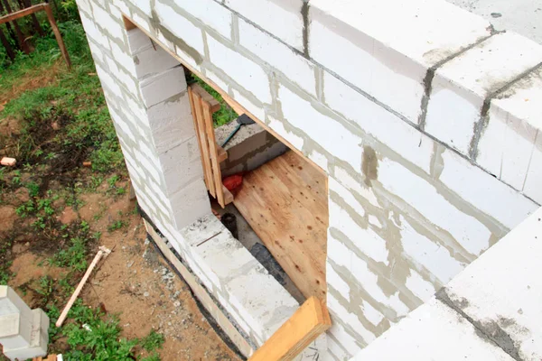 Interior de una casa de campo en construcción. Sitio en el que se construyen las paredes de bloques de hormigón de gas con encofrado de madera — Foto de Stock