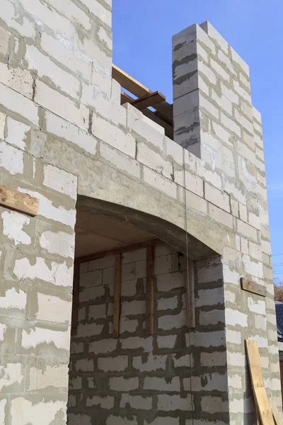 Exterior de una casa rural en construcción. Sitio en el que se construyen las paredes de bloques de hormigón a gas y escalera — Foto de Stock