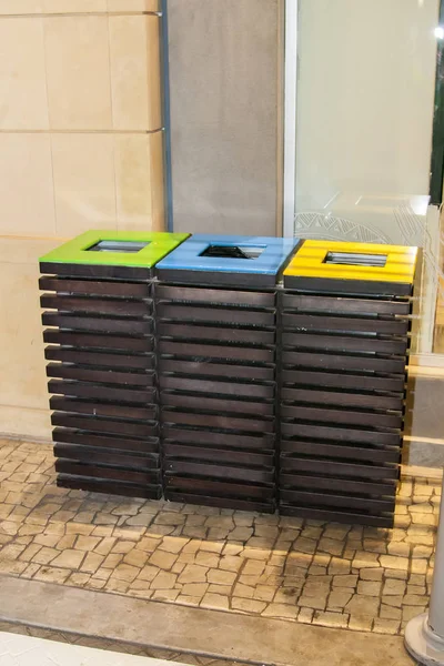 Moderna soptunnor för olika avfall i köpcentret. ekologisk idé om separat avfallsmottagning — Stockfoto