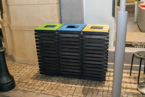 Contenedores de residuos modernos para diferentes residuos en el centro comercial. idea ecológica de recepción separada de residuos — Foto de Stock