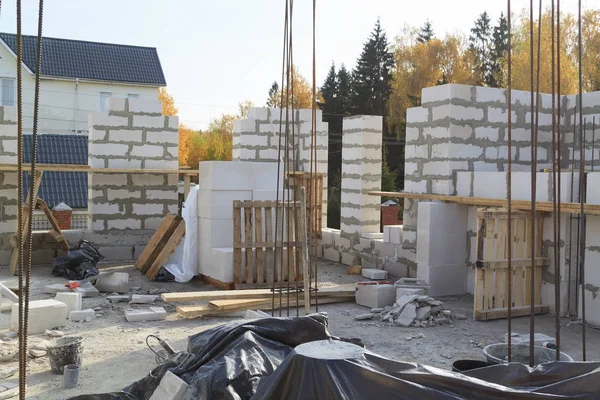 Vista de las paredes de colocación del primer piso, accesorios para llenar columnas de soporte. Construcción de casa de campo hecha de bloques de espuma — Foto de Stock