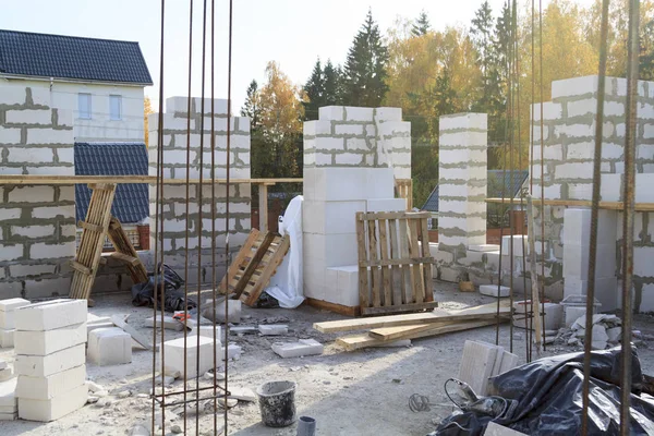 Vista de las paredes de colocación del primer piso, accesorios para llenar columnas de soporte. Construcción de casa de campo hecha de bloques de espuma — Foto de Stock