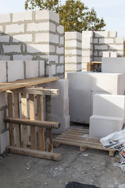 Vista de las paredes de colocación del primer piso, accesorios para llenar columnas de soporte. Construcción de casa de campo hecha de bloques de espuma — Foto de Stock