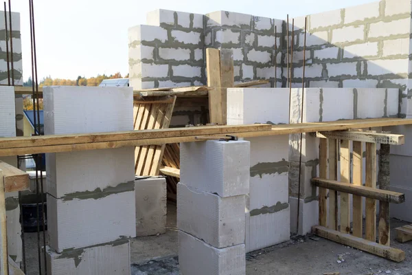 Blick auf die Verlegung von Wänden im ersten Stock, Armaturen zum Füllen von Stützsäulen. Bau eines Landhauses aus Schaumstoffblöcken — Stockfoto