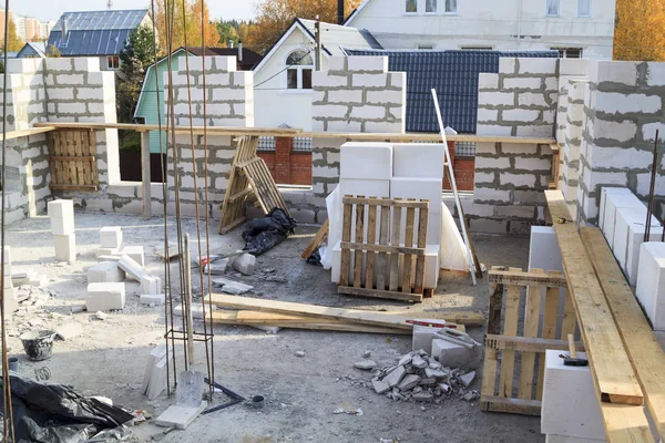 Blick auf die Verlegung von Wänden im ersten Stock, Armaturen zum Füllen von Stützsäulen. Bau eines Landhauses aus Schaumstoffblöcken — Stockfoto