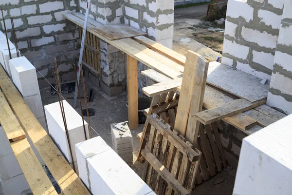 Blick auf die Verlegung von Wänden im ersten Stock, Armaturen zum Füllen von Stützsäulen. Bau eines Landhauses aus Schaumstoffblöcken — Stockfoto