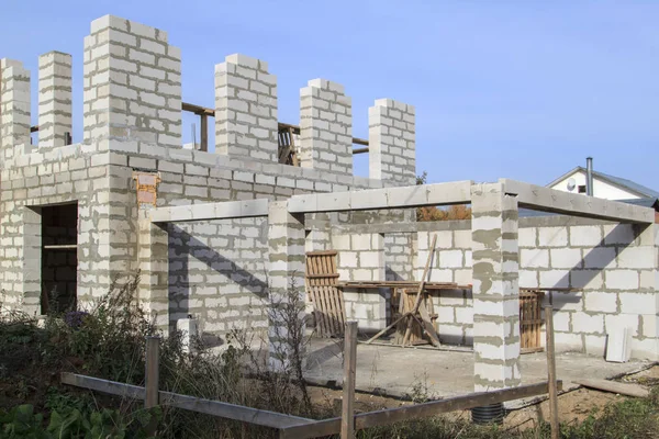 Exterior de una casa rural en construcción. Sitio en el que se construyen las paredes de bloques de hormigón a gas y escalera — Foto de Stock