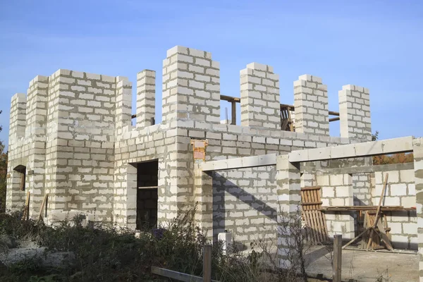 Außenseite eines im Bau befindlichen Landhauses. Standort, auf dem die Wände aus Gasbetonsteinen und Leiter errichtet werden — Stockfoto